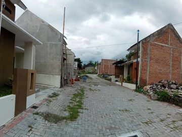 Rumah 1 lantai Desain Unik One Gate System Dekat Candi Plaosan