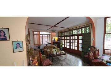 En venta hermosa casa familiar en zona comercial
