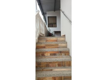 En venta hermosa casa familiar en zona comercial