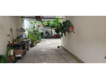 En venta hermosa casa familiar en zona comercial