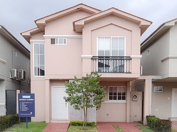 Venta de Casa Modelo Acuarela en Urb. Casa Laguna, Vía a Samborondon.