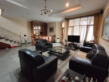 DIJUAL RUMAH 3 LT DGN POOL, FULL FURNISHED DAN STRATEGIS DI PEJOMPONGAN BARU, BENHIL, JAKPUS