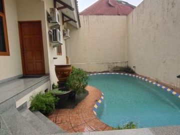 DIJUAL RUMAH 3 LT DGN POOL, FULL FURNISHED DAN STRATEGIS DI PEJOMPONGAN BARU, BENHIL, JAKPUS