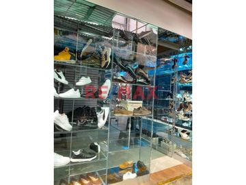 🌟 ¡Oportunidad de inversión en Trujillo! 🌟

📍 Ubicado en el dinámico Centro Comercial APIAT, este local comercial es ideal para emprender o expandir