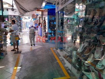 🌟 ¡Oportunidad de inversión en Trujillo! 🌟

📍 Ubicado en el dinámico Centro Comercial APIAT, este local comercial es ideal para emprender o expandir