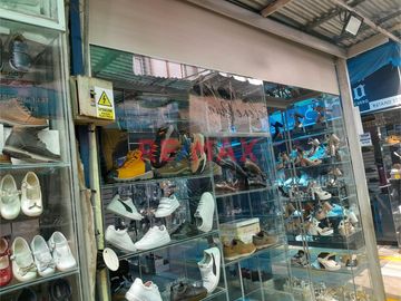 🌟 ¡Oportunidad de inversión en Trujillo! 🌟

📍 Ubicado en el dinámico Centro Comercial APIAT, este local comercial es ideal para emprender o expandir