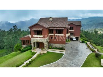 Oportunidad! Se Vende la más Bella Casa de Altos del Maria