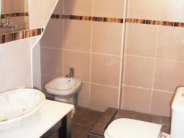Duplex de 4 Amb con Patio, Apto Prof. 2 Baños mas Toilette y Baulera  Excelente . Ubicación