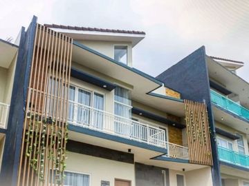 rumah bertema modern 3 lantai di batu dekat area wisata