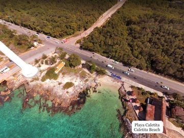 Casa con alberca y jardín privado, estacionamiento para 2 autos, cuarto de lavad