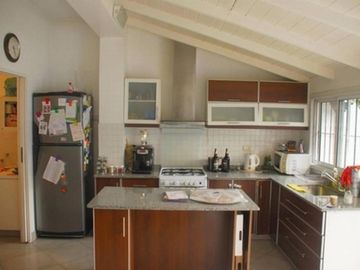 Hermoso Duplex en zona Olivos Golf 4 amb. pileta,jardin, parrilla. 3 baños