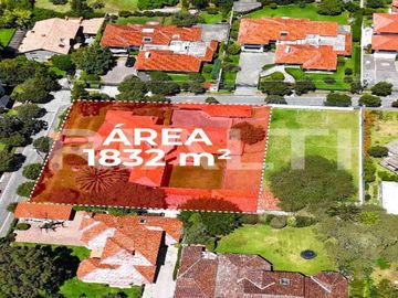 En venta casa con amplio terreno en Cumbayá vía Pillagua