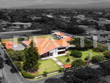 En venta casa con amplio terreno en Cumbayá vía Pillagua