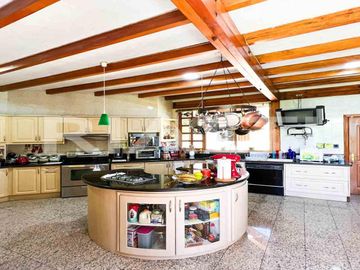 En venta casa con amplio terreno en Cumbayá vía Pillagua