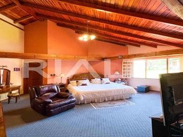 En venta casa con amplio terreno en Cumbayá vía Pillagua