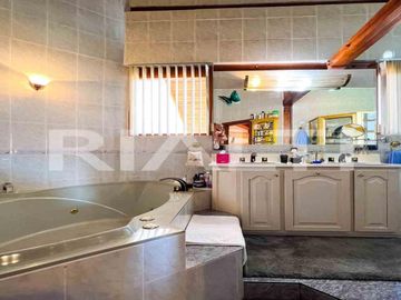 En venta casa con amplio terreno en Cumbayá vía Pillagua