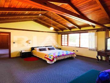 En venta casa con amplio terreno en Cumbayá vía Pillagua