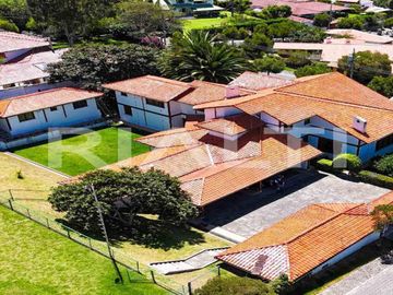 En venta casa con amplio terreno en Cumbayá vía Pillagua