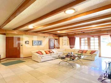 En venta casa con amplio terreno en Cumbayá vía Pillagua