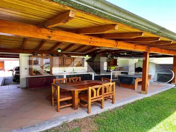 En venta casa con amplio terreno en Cumbayá vía Pillagua