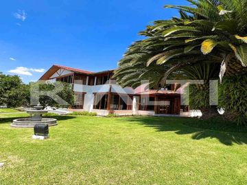 En venta casa con amplio terreno en Cumbayá vía Pillagua