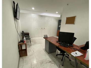 VENTA DE OFICINA EN AVENIDA BALBOA, PH COLORES BELLA VISTA
