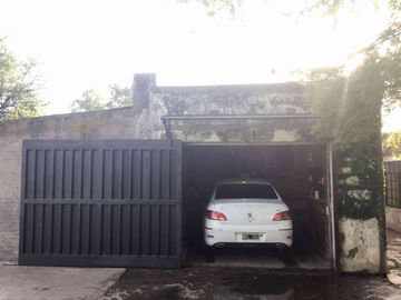 Chalet ubicado a 150 metros de la Avenida Hipólito Yrigoyen. Casa Tipo Chalet Apta Crédito En Longchamps