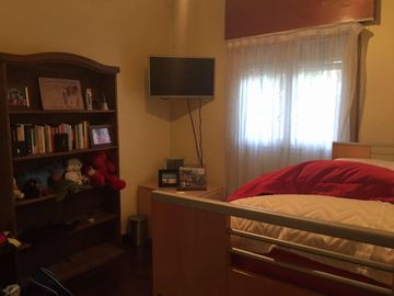 Chalet ubicado a 150 metros de la Avenida Hipólito Yrigoyen. Casa Tipo Chalet Apta Crédito En Longchamps