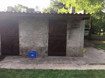 Chalet ubicado a 150 metros de la Avenida Hipólito Yrigoyen. Casa Tipo Chalet Apta Crédito En Longchamps