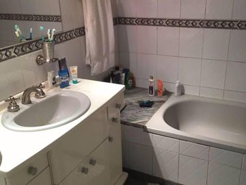 Chalet ubicado a 150 metros de la Avenida Hipólito Yrigoyen. Casa Tipo Chalet Apta Crédito En Longchamps