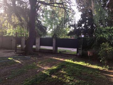 Chalet ubicado a 150 metros de la Avenida Hipólito Yrigoyen. Casa Tipo Chalet Apta Crédito En Longchamps