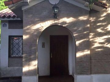 Chalet ubicado a 150 metros de la Avenida Hipólito Yrigoyen. Casa Tipo Chalet Apta Crédito En Longchamps