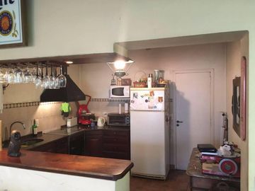 Chalet ubicado a 150 metros de la Avenida Hipólito Yrigoyen. Casa Tipo Chalet Apta Crédito En Longchamps
