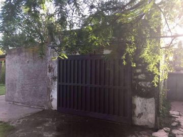 Chalet ubicado a 150 metros de la Avenida Hipólito Yrigoyen. Casa Tipo Chalet Apta Crédito En Longchamps