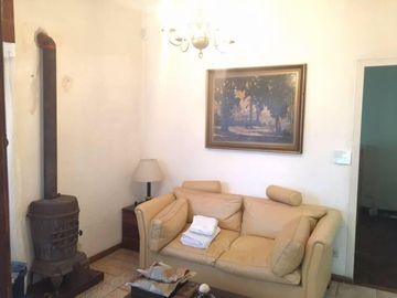 Chalet ubicado a 150 metros de la Avenida Hipólito Yrigoyen. Casa Tipo Chalet Apta Crédito En Longchamps