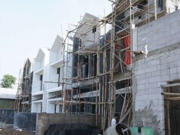 Rumah ala Eropa di Arcamanik Cisaranten Kota Bandung 2LT Dibawah 1M
