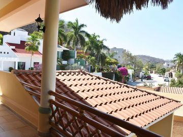 Casa de 4 recamaras, alberca y jacuzzi privado, gran terraza con palapa de doble
