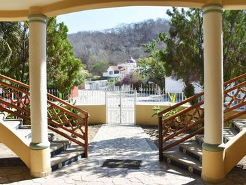 Casa de 4 recamaras, alberca y jacuzzi privado, gran terraza con palapa de doble