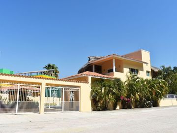 Casa de 4 recamaras, alberca y jacuzzi privado, gran terraza con palapa de doble