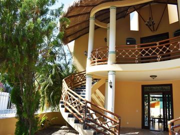 Casa de 4 recamaras, alberca y jacuzzi privado, gran terraza con palapa de doble