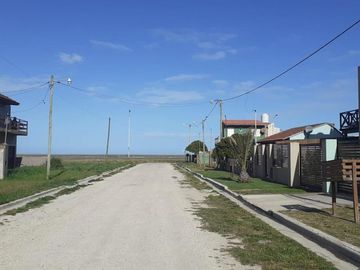 Dos Casas, mas tres departamentos de dos amb., mas quincho/garage todo en Block. Oportunidad. Ideal