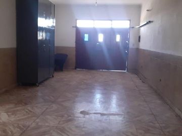 Dos Casas, mas tres departamentos de dos amb., mas quincho/garage todo en Block. Oportunidad. Ideal