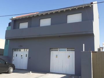 Dos Casas, mas tres departamentos de dos amb., mas quincho/garage todo en Block. Oportunidad. Ideal