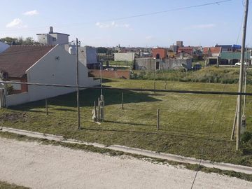 Dos Casas, mas tres departamentos de dos amb., mas quincho/garage todo en Block. Oportunidad. Ideal