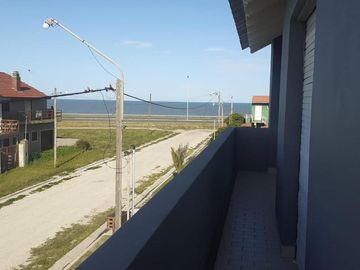 Dos Casas, mas tres departamentos de dos amb., mas quincho/garage todo en Block. Oportunidad. Ideal