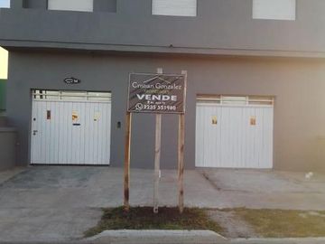 Dos Casas, mas tres departamentos de dos amb., mas quincho/garage todo en Block. Oportunidad. Ideal
