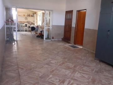 Dos Casas, mas tres departamentos de dos amb., mas quincho/garage todo en Block. Oportunidad. Ideal