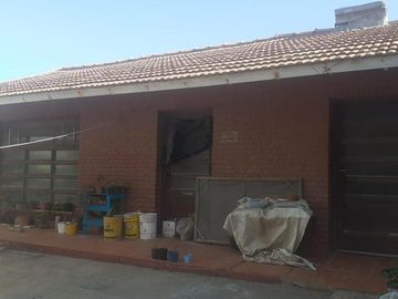 Dos Casas, mas tres departamentos de dos amb., mas quincho/garage todo en Block. Oportunidad. Ideal