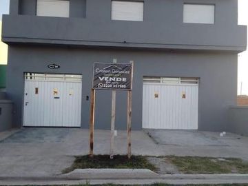 Dos Casas, mas tres departamentos de dos amb., mas quincho/garage todo en Block. Oportunidad. Ideal
