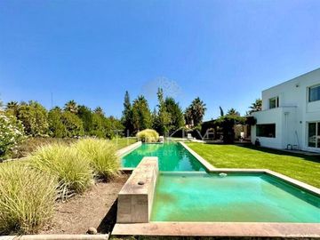 Venta Casa en 6 dormitorios, Piscina, Quincho. Talagante